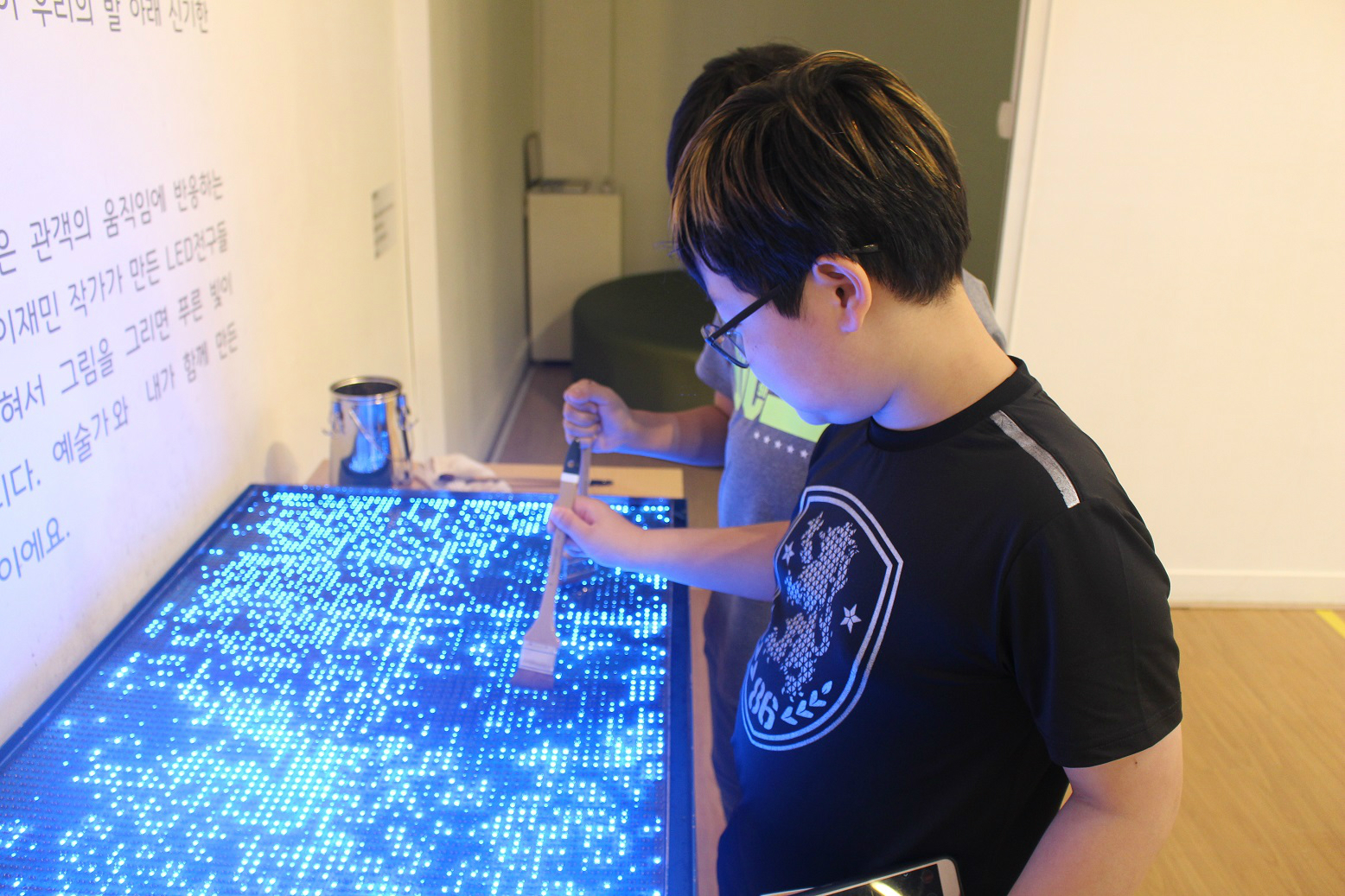 이재민 작가의 <Water Lights (4th Edition) />에 그림을 그리는 어린이들