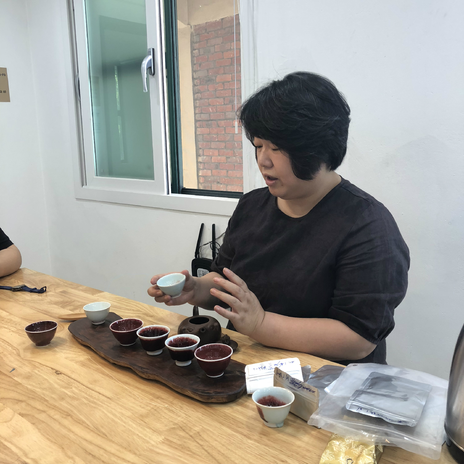 차(茶) 수업을 하고 있는 서기수 강사
