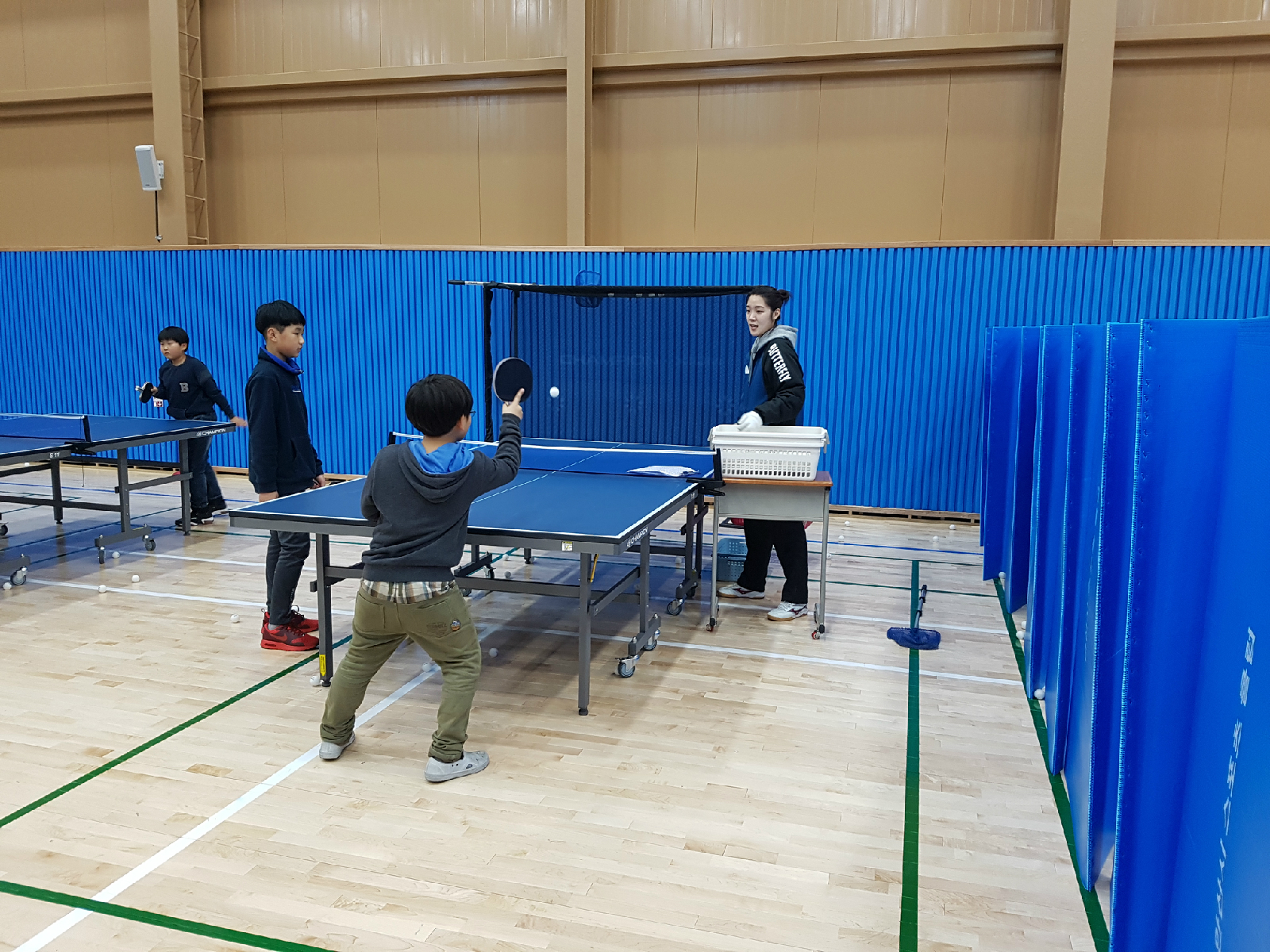 탁구를 배우고 있는 어린이