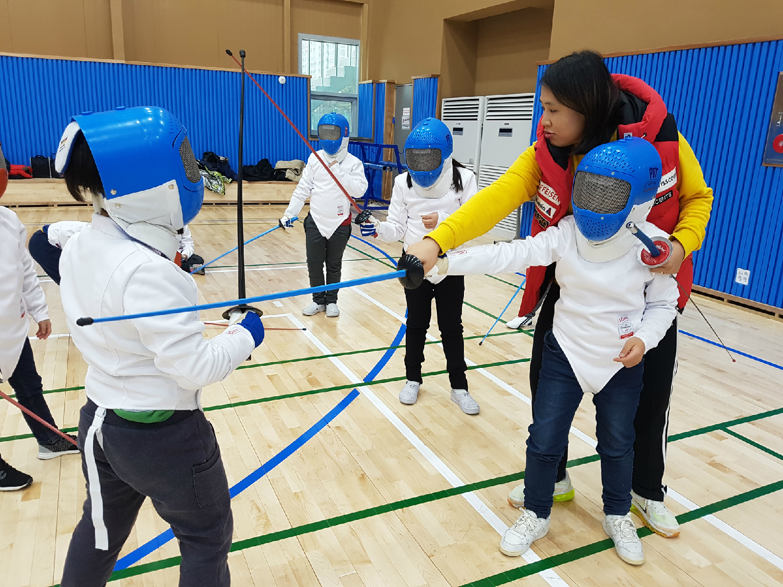 자세를 알려주는 코치님의 모습