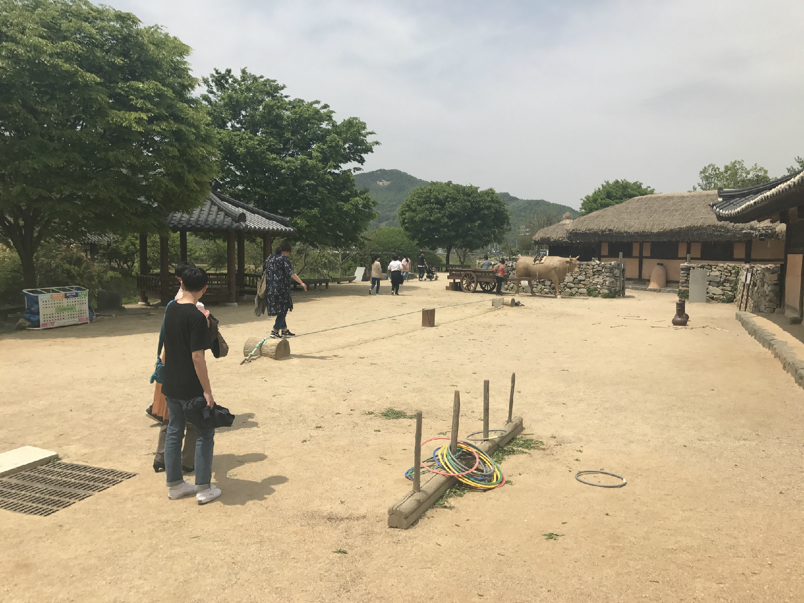 민속놀이를 즐기는 사람들