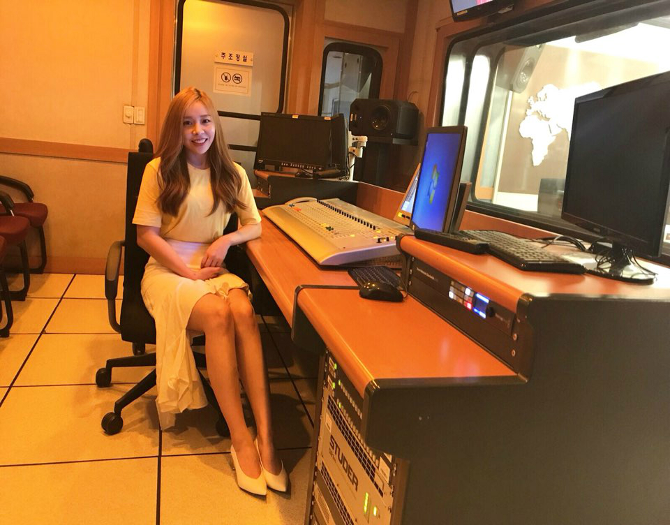 라디오 스튜디오에 앉은 애슐리