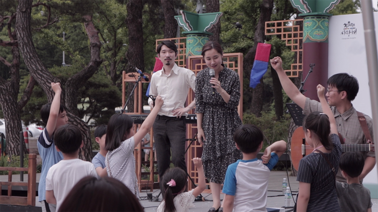공연 중간 이벤트를 진행한 ‘오드트리’의 공연