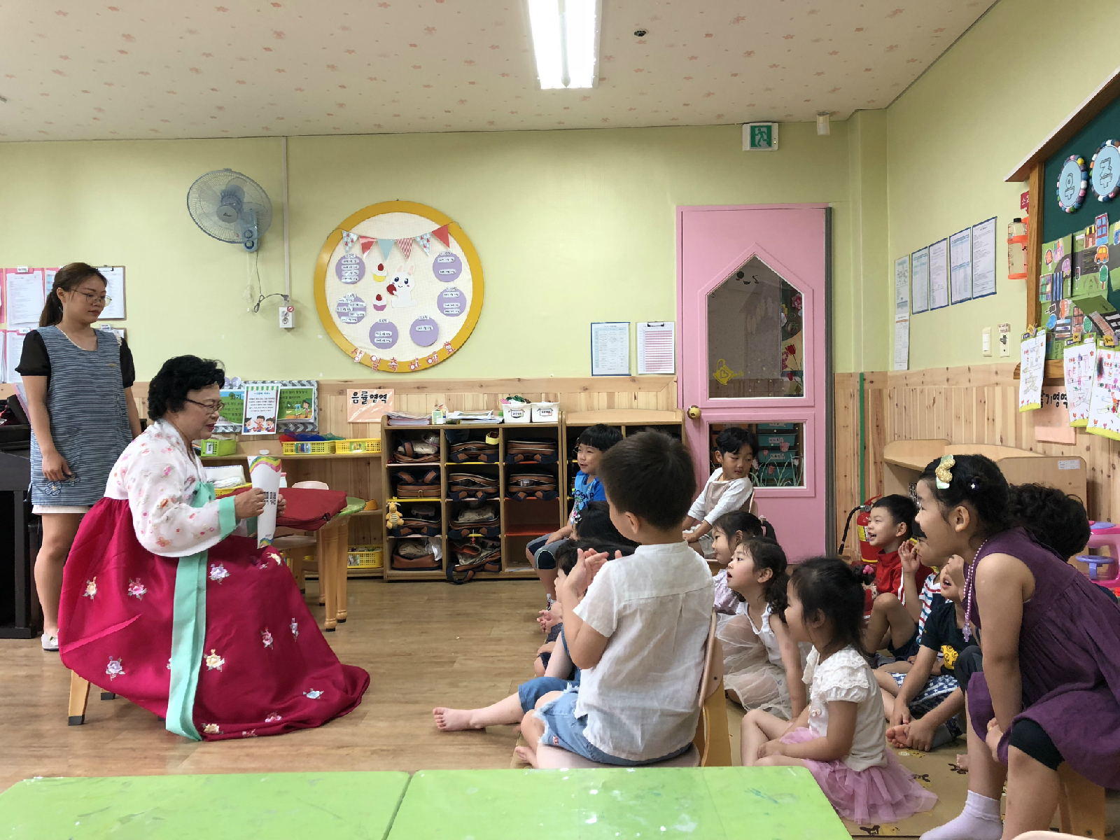 이야기에 집중하는 아이들