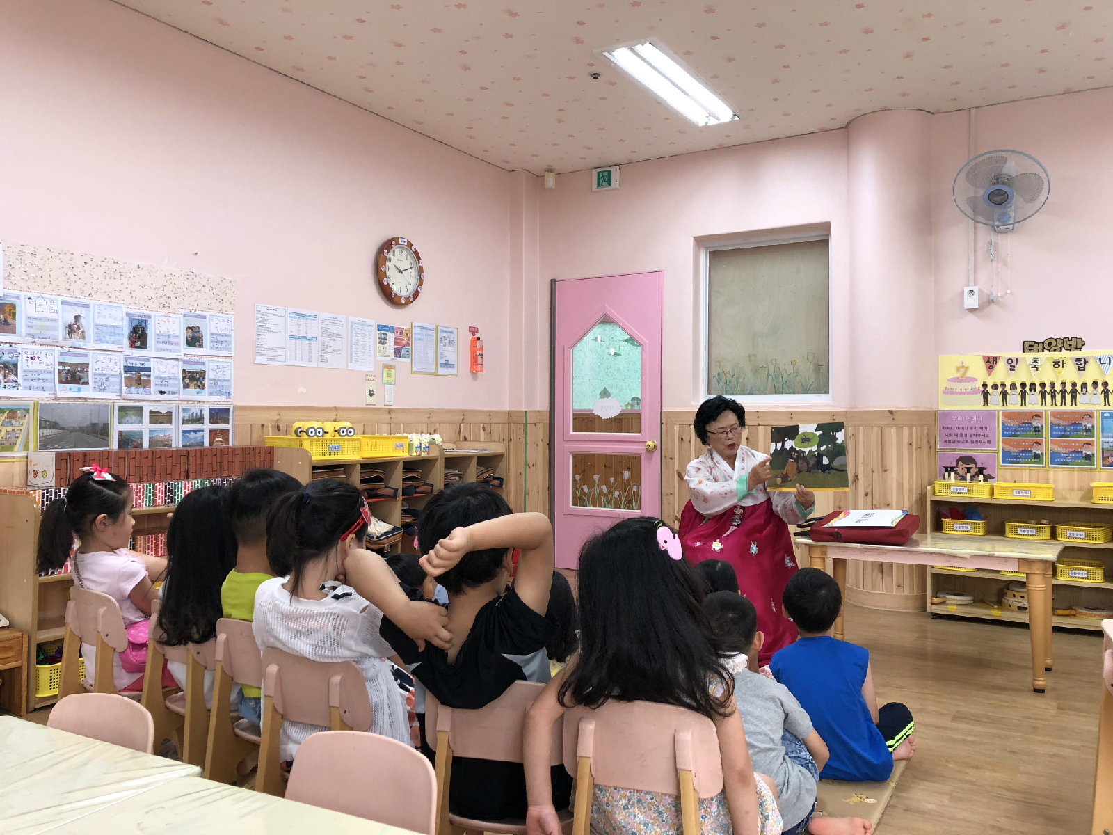 시각 자료를 활용해 이야기 중인 김후남 어르신