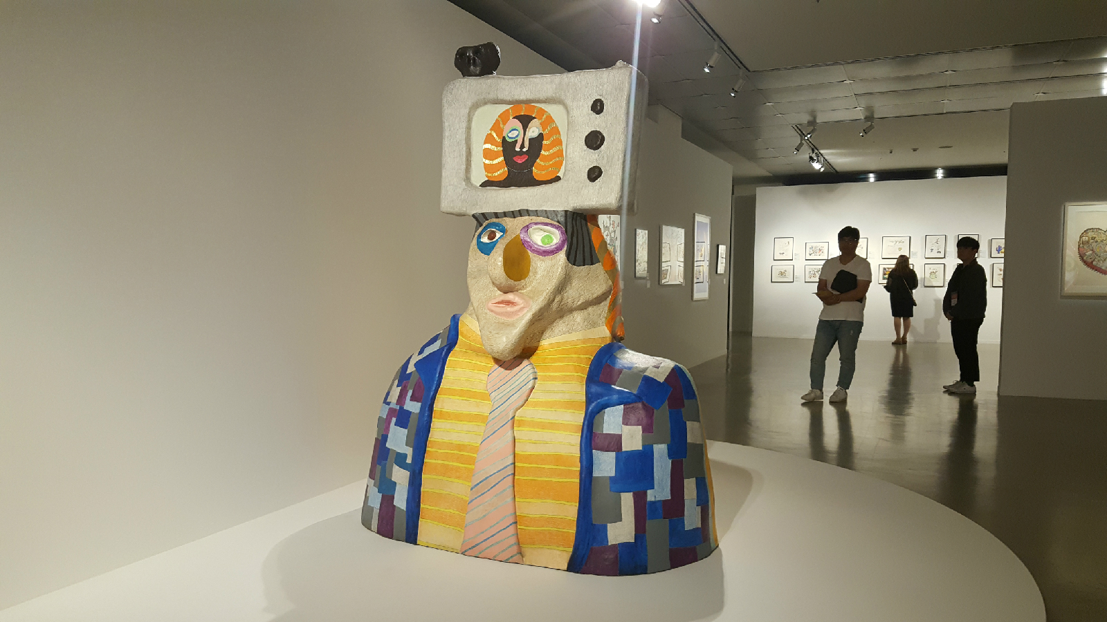 니키 드 생팔 作 <머리에 TV를 얹은 커플>