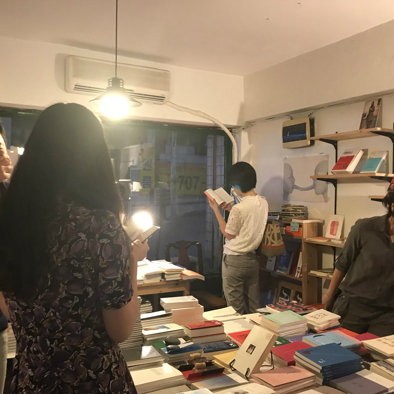 상영이 끝난 후 자유롭게 책방을 둘러보는 사람들