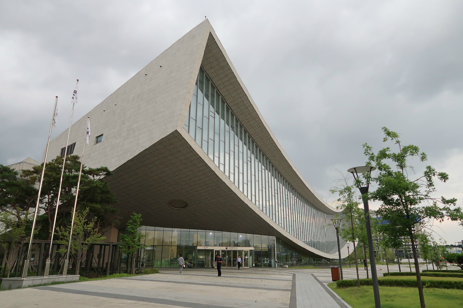 국립세종도서관 앞 전경