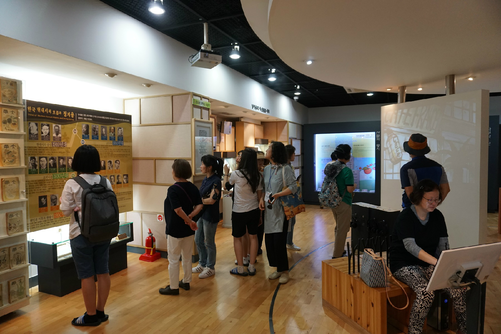 정지용 문학관 곳곳을 둘러보는 참가자들