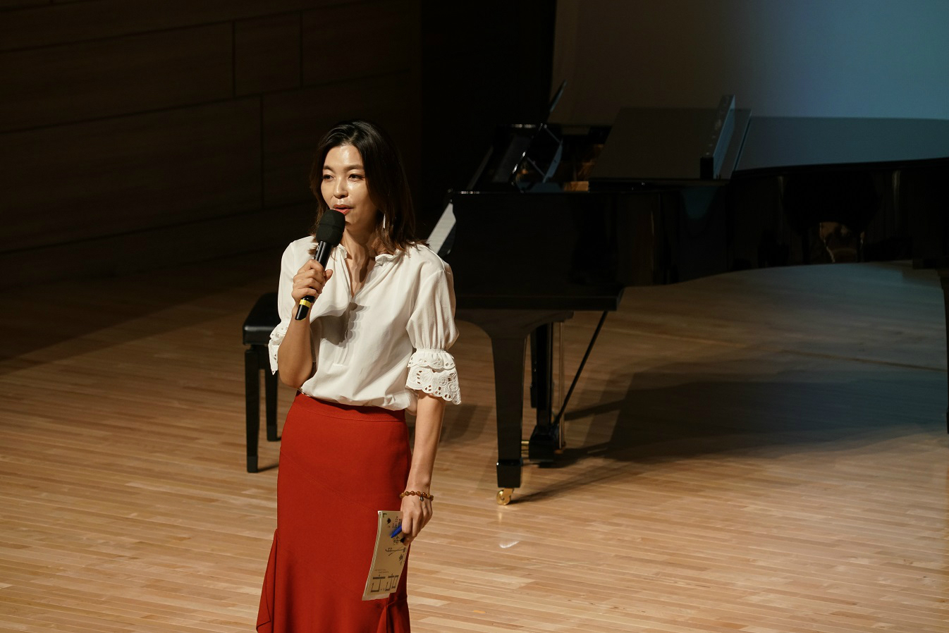 관객들과 소통하는 다담지기 황수경