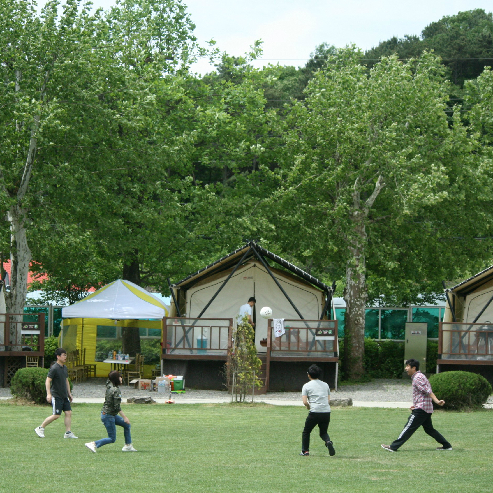 여유로운 한때를 보내는 이용객들