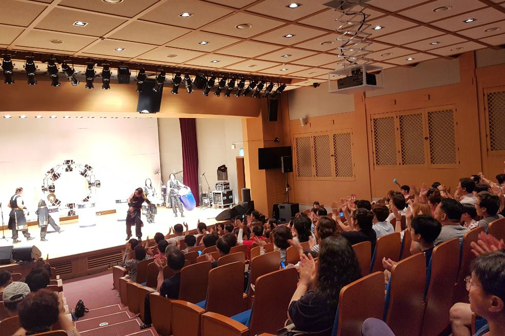 우천으로 인한 실내에서 <우리가락 우리마당 얼쑤 /> 공연을 찾아온 많은 관객들