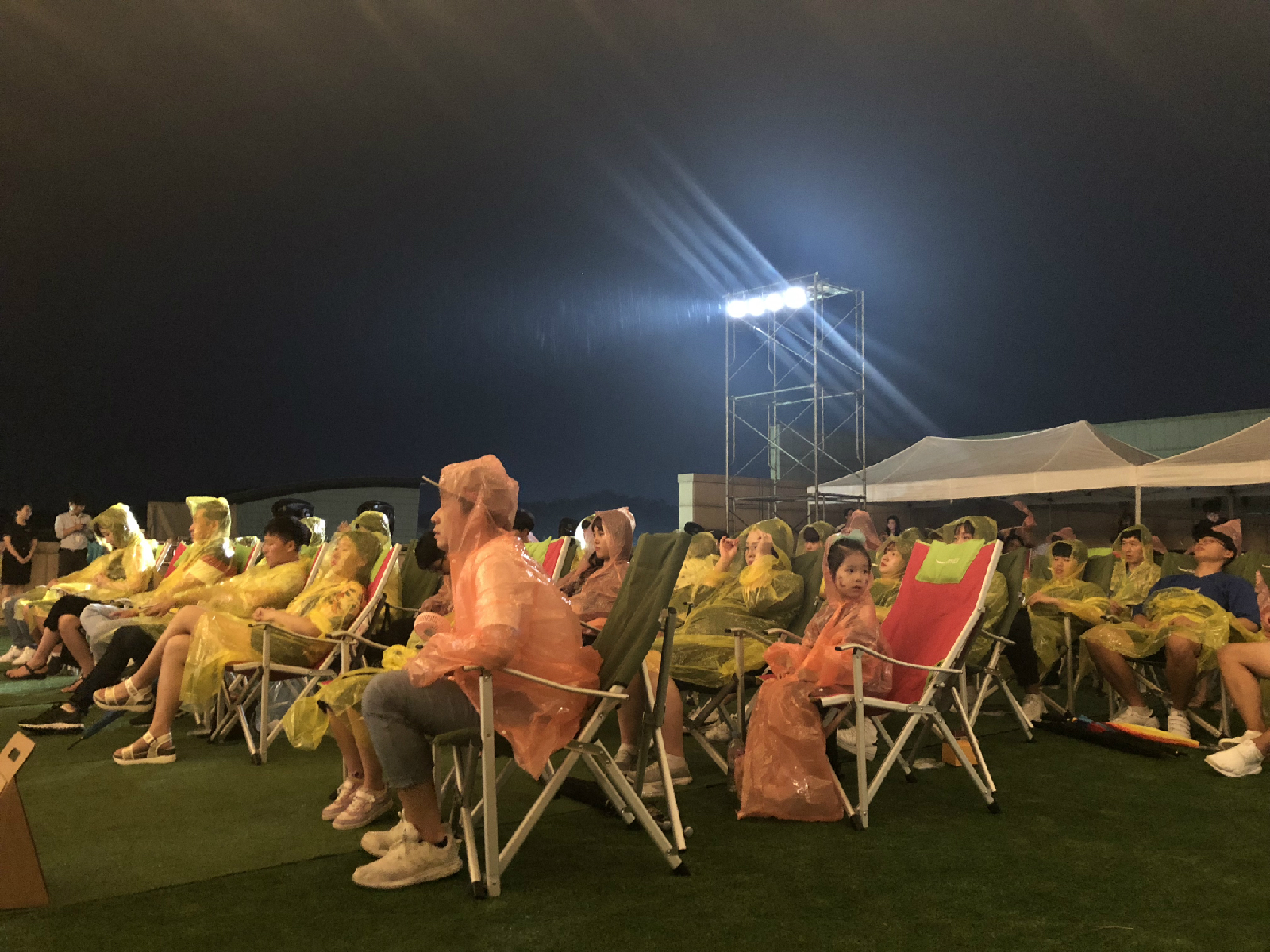 공연을 보는 관객들