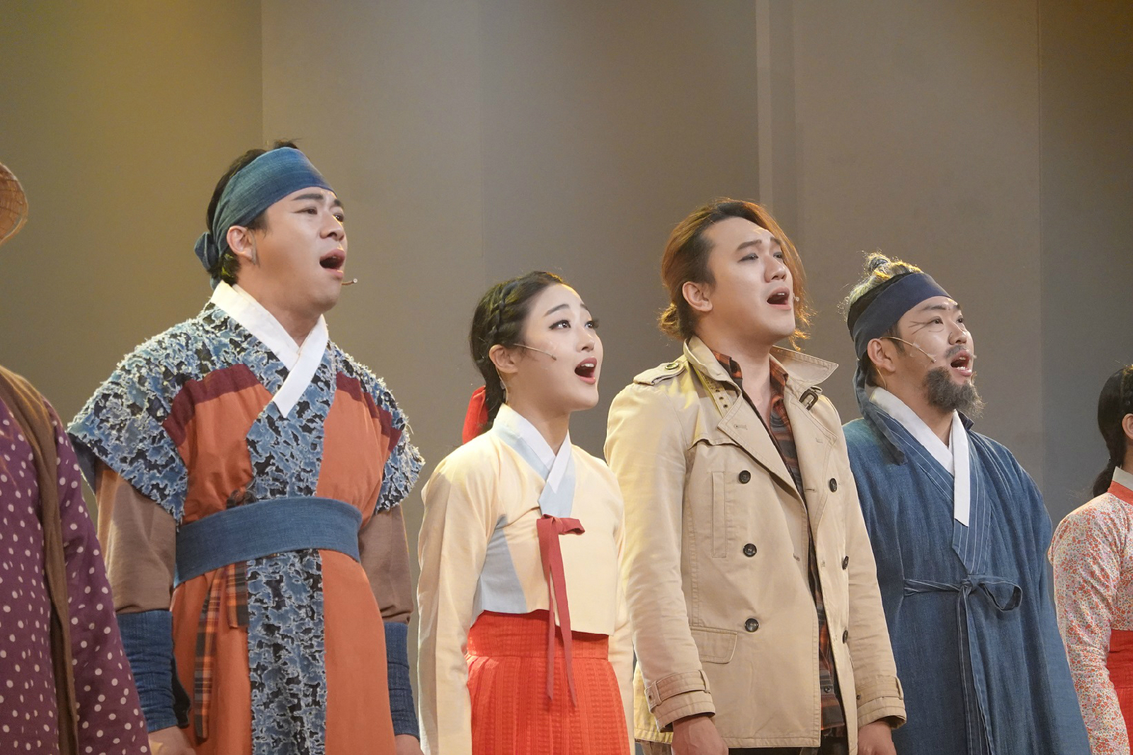 공연의 마지막 곡을 함께 부르는 뮤지컬 <홍도>의 배우들