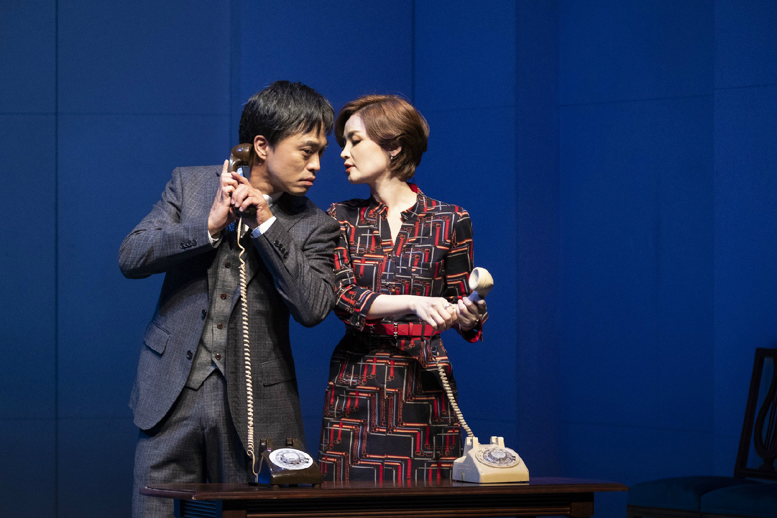 이스라엘과 팔레스타인 해방기구의 전화를 받고 있는 티에유와 모나