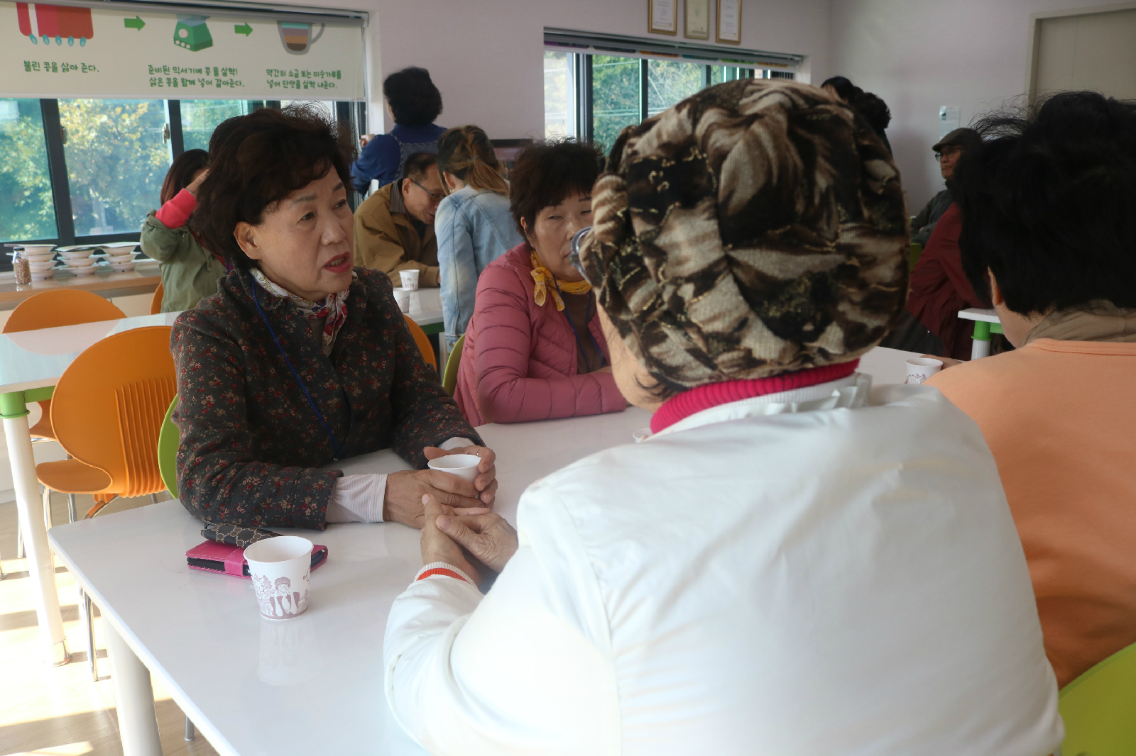 이야기를 나누는 멘토와 멘티들