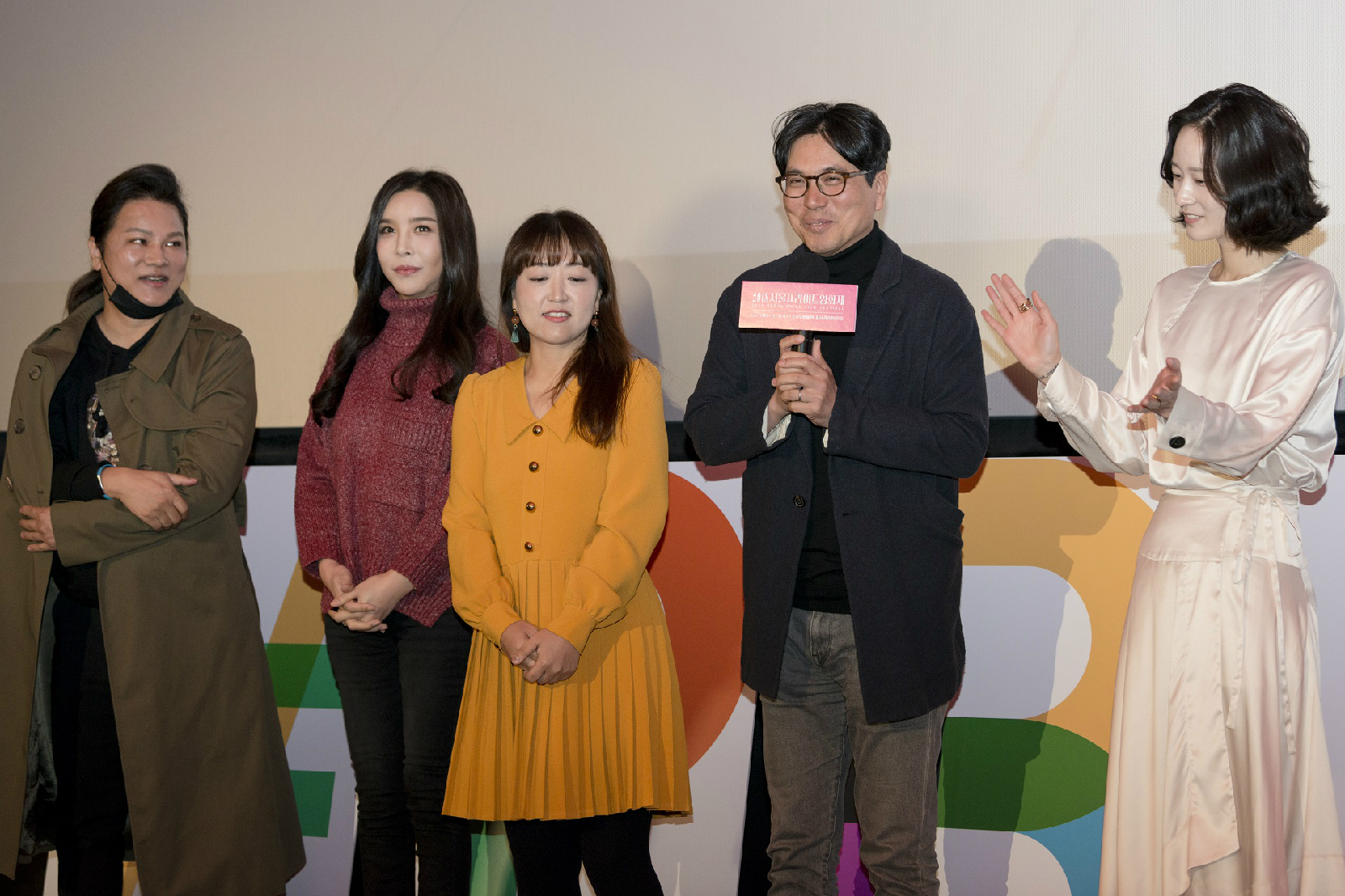 개막식 축사 중인 집행위원
