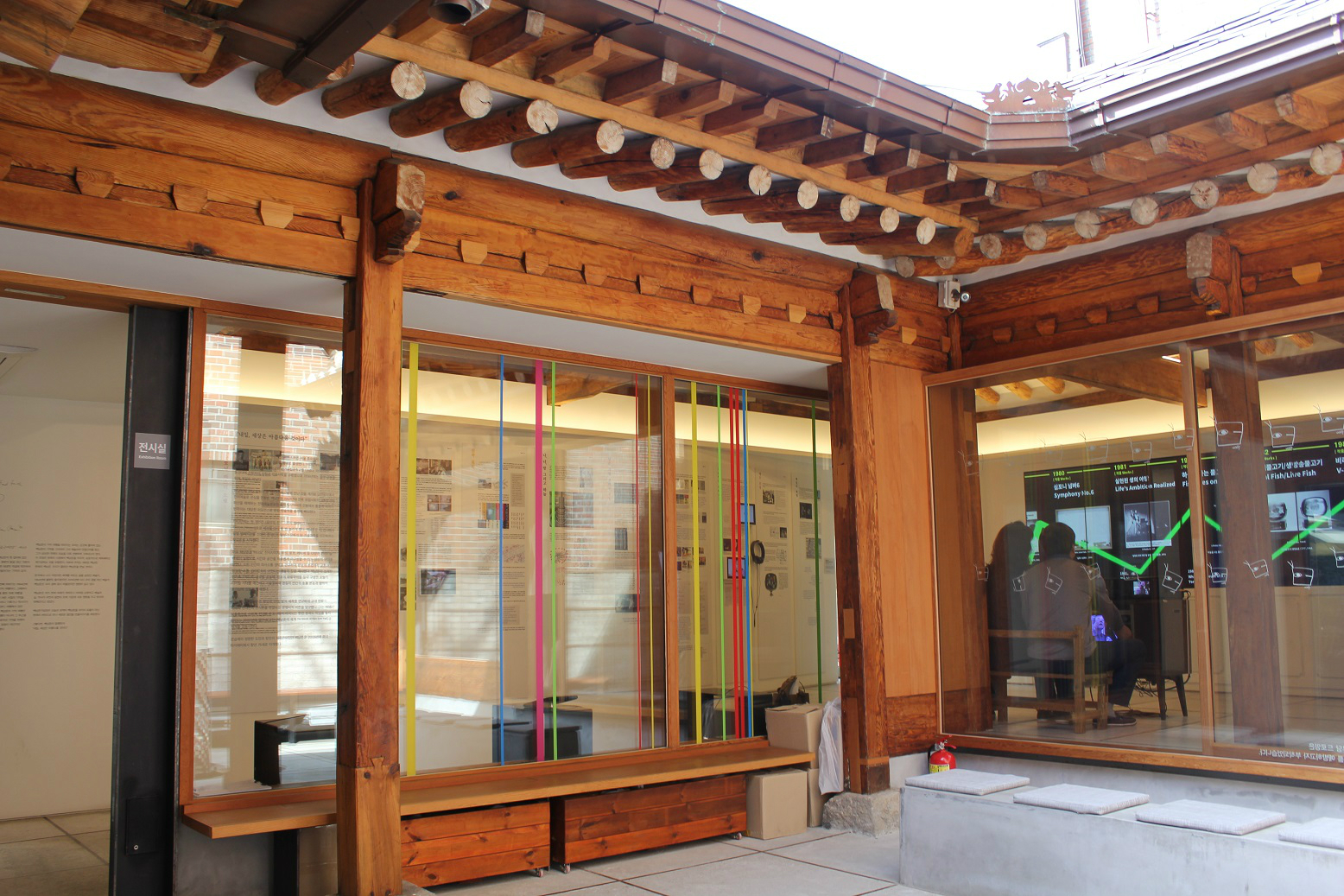‘내일, 세상은 아름다울 것이다’展이 한창이다. 
