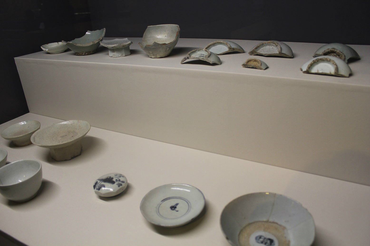발굴사업 당시 출토된 도자 유물 (한양대학교박물관 소장)