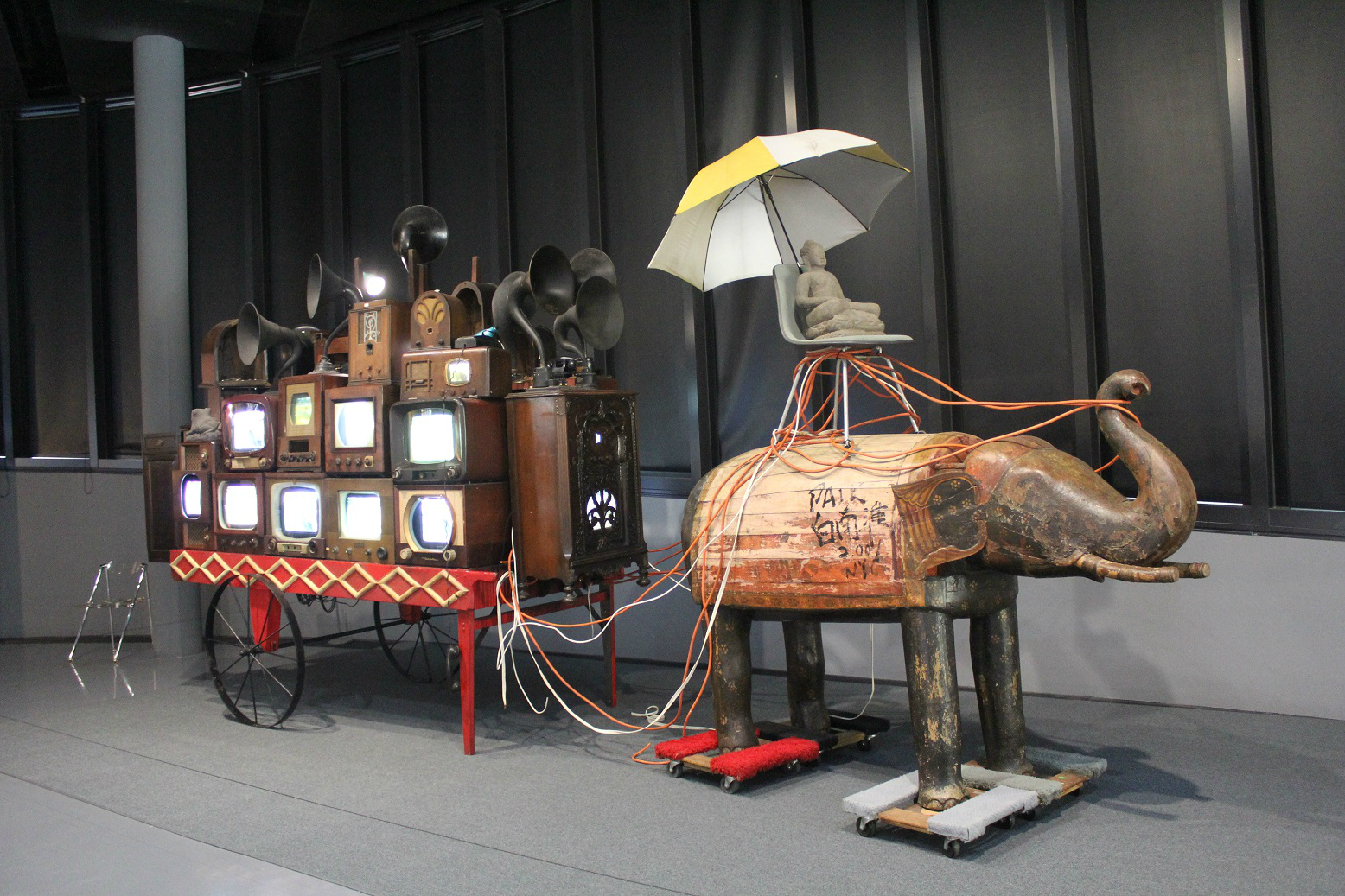 ‘미디어에 대한 기억’을 담아낸 백남준의 작품 ‘코끼리 수레’(1999-2001, 혼합매체, 백남준아트센터 소장)
