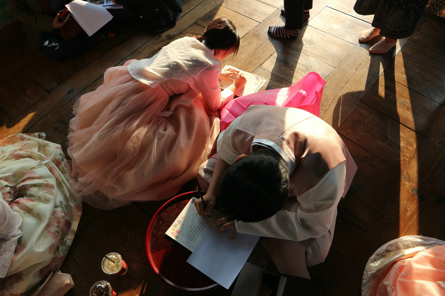연서를 쓰는 박다인, 김우주 씨