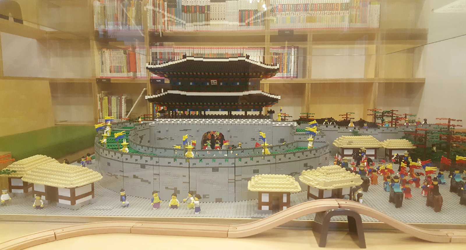 자료실에 전시된 시민들의 레고 작품