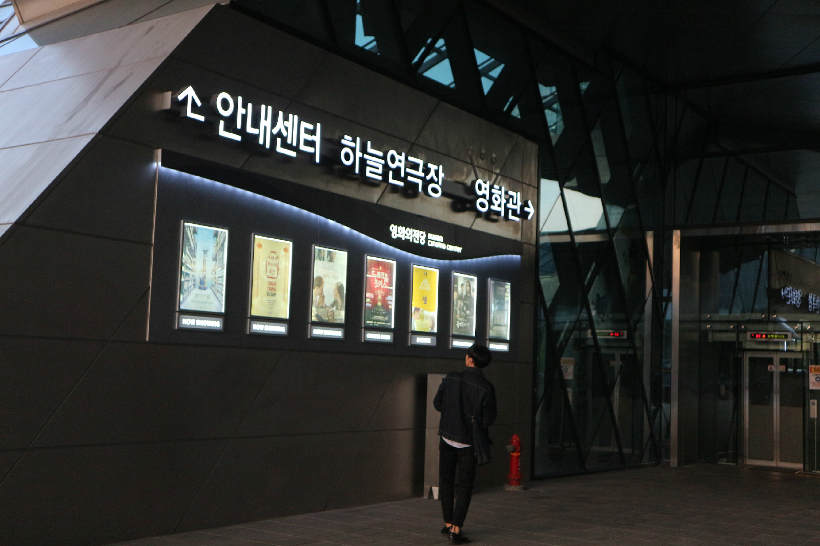 시민들이 영화를 즐길 수 있는 시네마운틴 입구 측면. 영화 포스터가 게시되어있다.