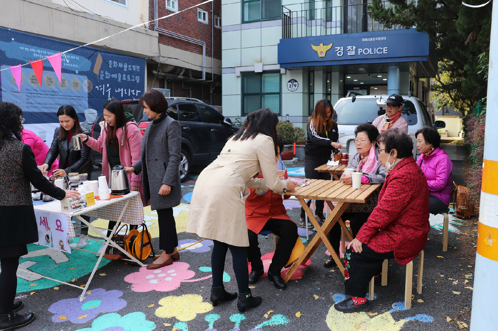 문화파출소 덕진 ‘문파다방에 어서오세요’ 프로그램 마지막 활동으로 일일 오픈카페를 운영 중인 필리핀 이주 여성들