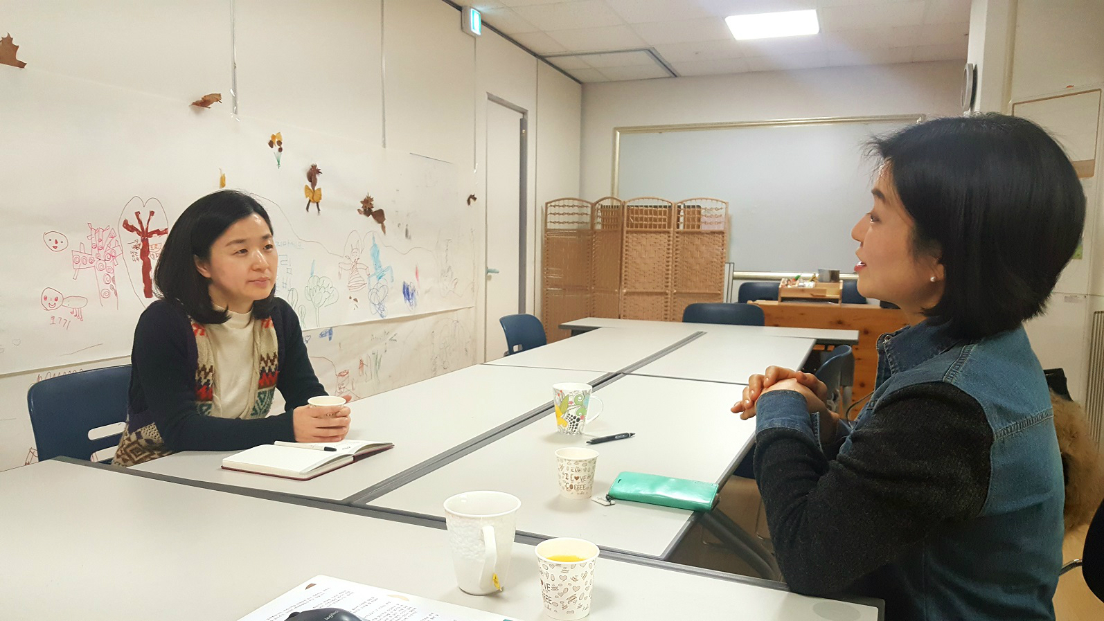 장애인 독서환경 개선에 관해 이야기를 나누는 김은천 관장(좌)과 성태영 강사(우)