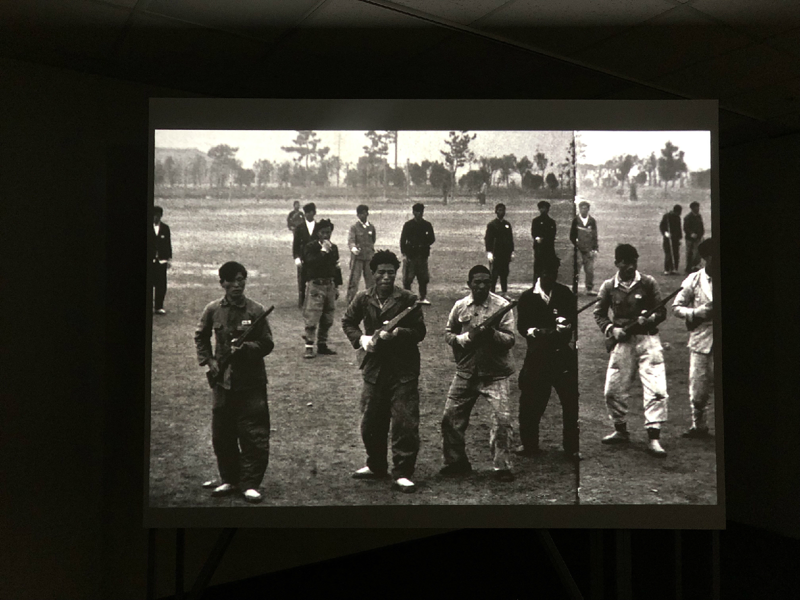 참조 자료 중 하나인 한국 전쟁 당시의 흑백 사진