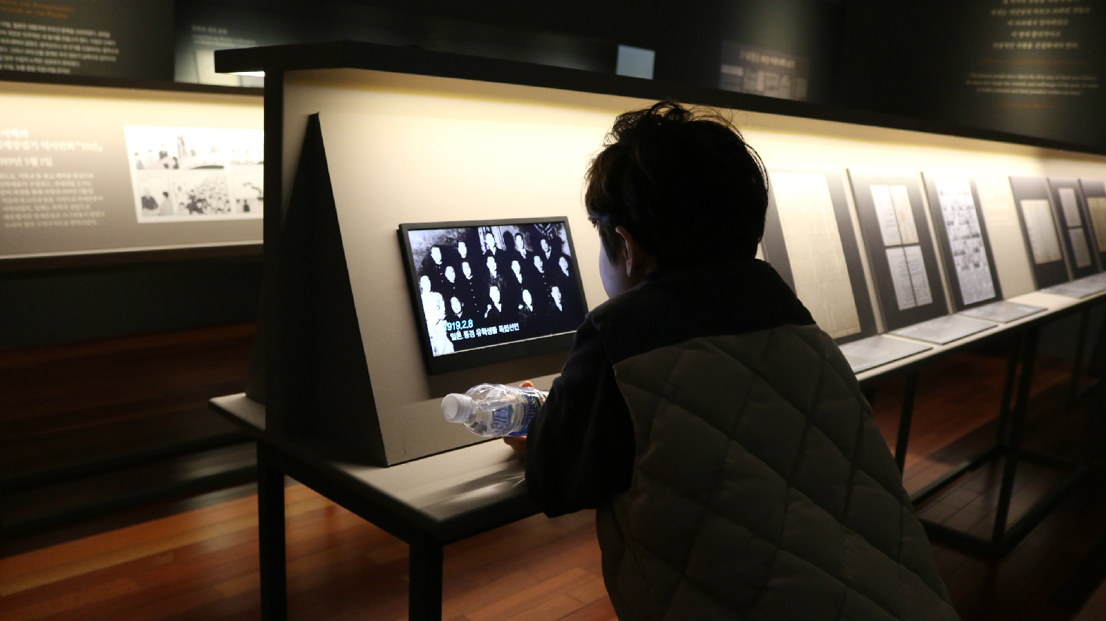 영상을 보는 어린이