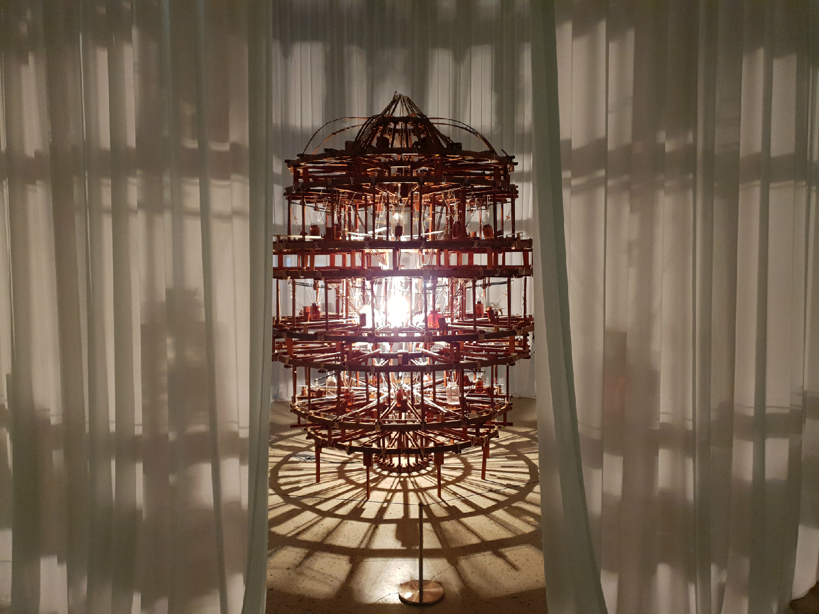 <피곤은 언제나 꿈과 함께 />, 양정욱, 2013, 나무, 모터, 실, PVC, 330x250x250cm, 국립현대미술관 소장