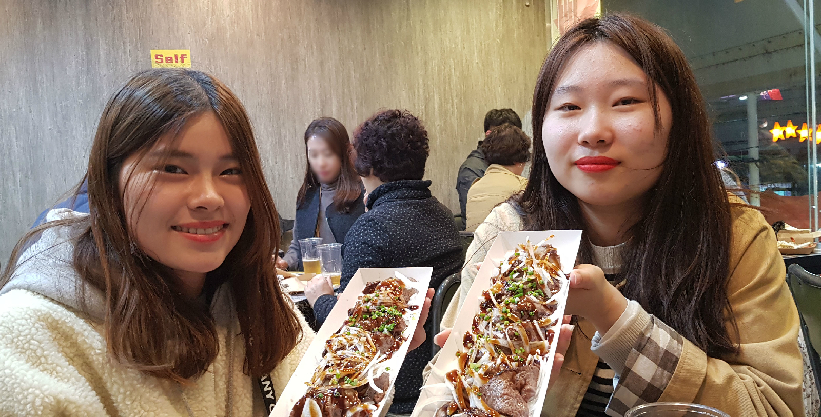 일본인 관광객 스즈카(좌) 씨와 일행