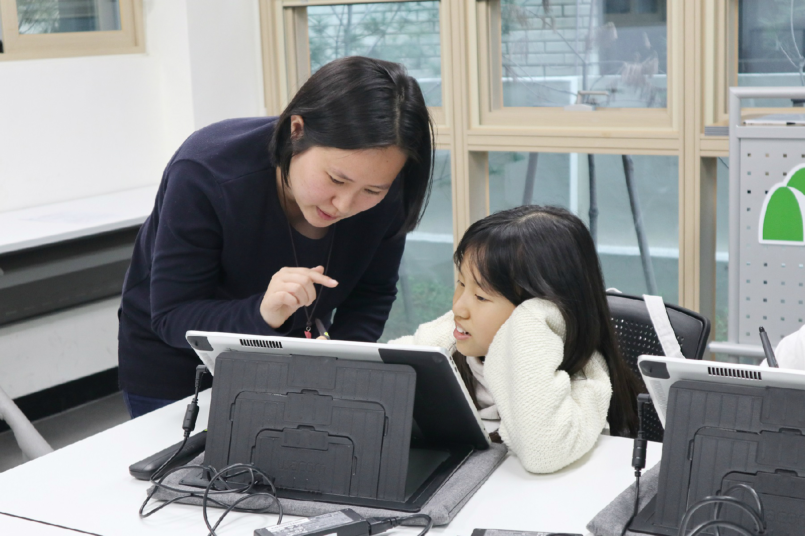 선생님께 조언을 구하는 수강생