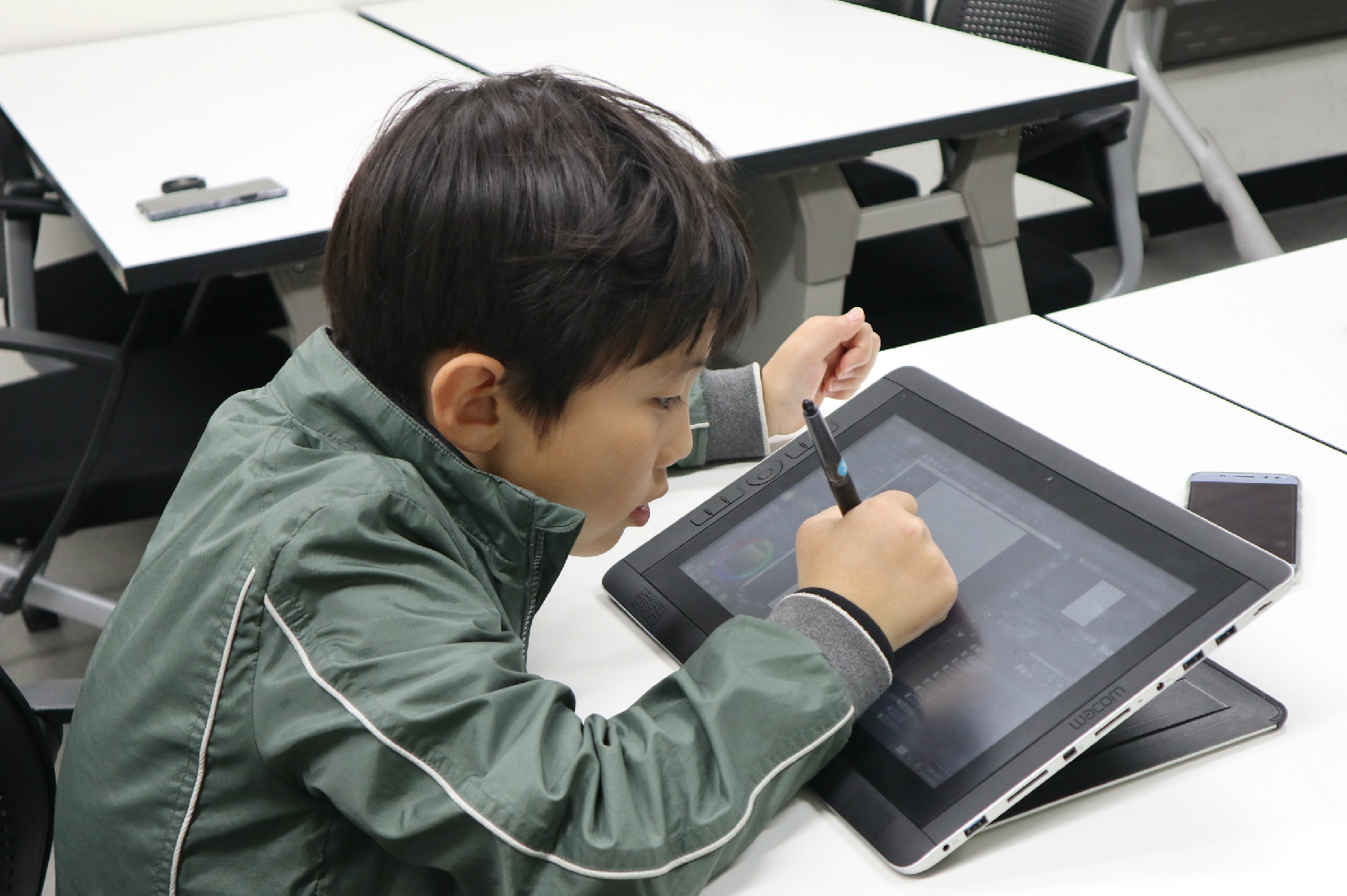 진지하게 작품세계에 빠져든 수강생