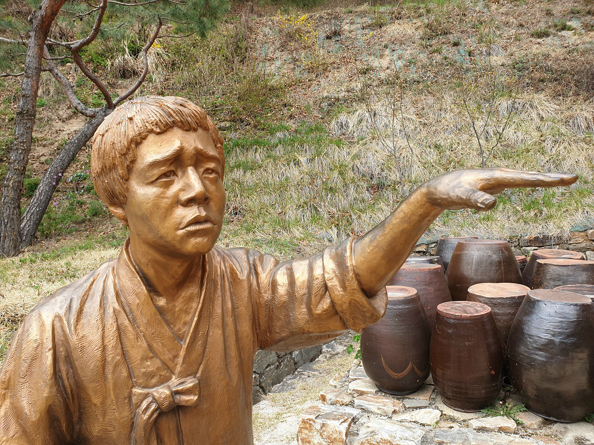 김유정문학촌 안 정원에 있는 소설 <봄·봄> 속 점순이, 나, 장인를 형상화한 작품