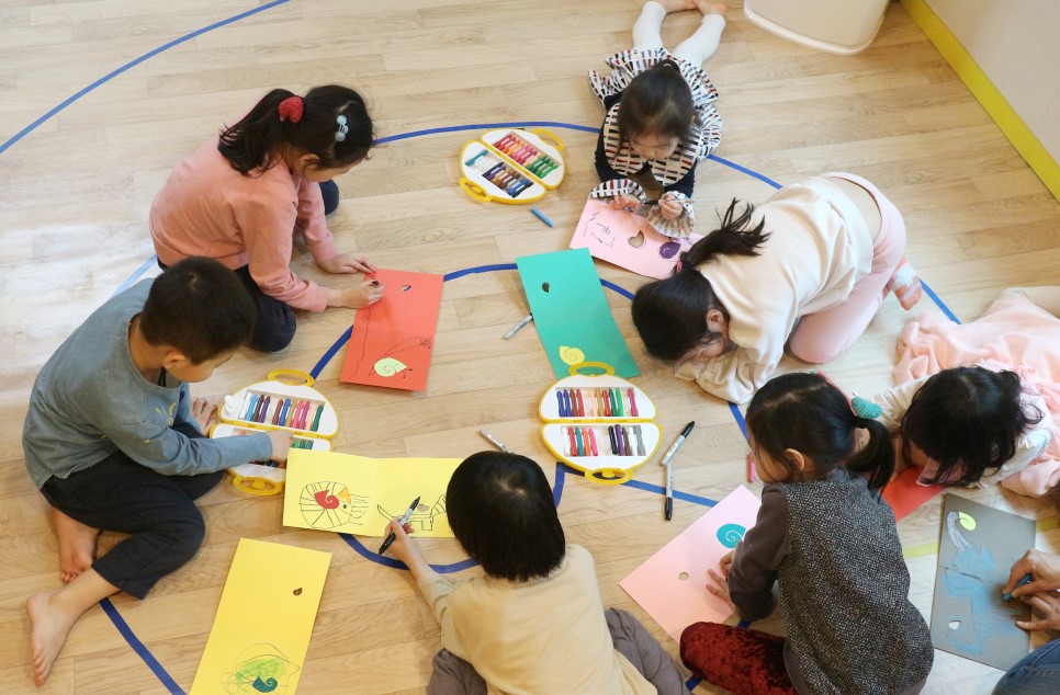 미술 활동에 집중한 아이들