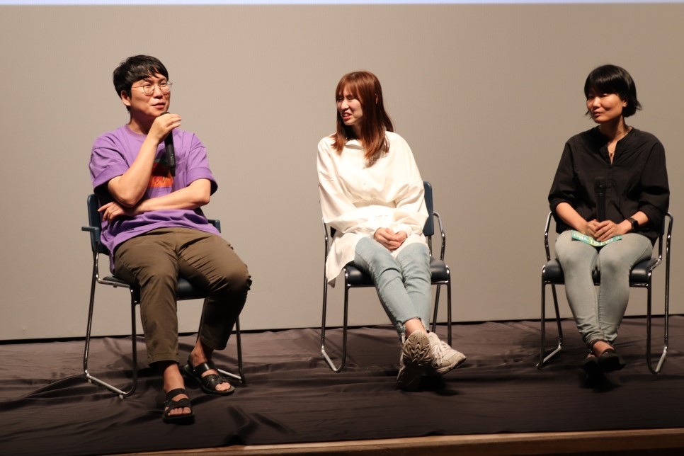 관객의 질문에 대답하는 김영근 감독