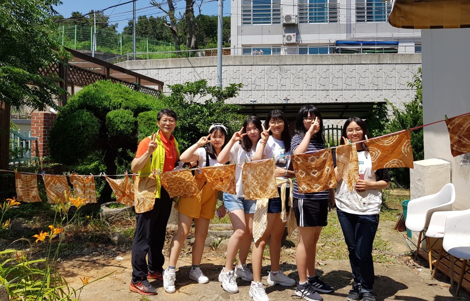 황토에 물들다 프로그램을 마무리하고 기념촬영을 하는 인솔 교사와 학생들