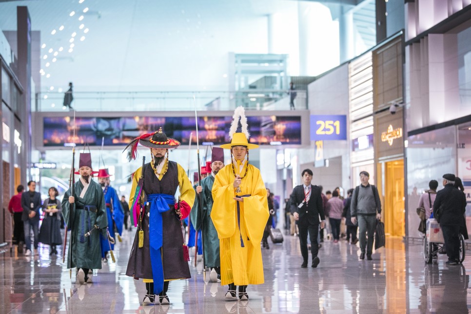 행진하는 공항 수문장