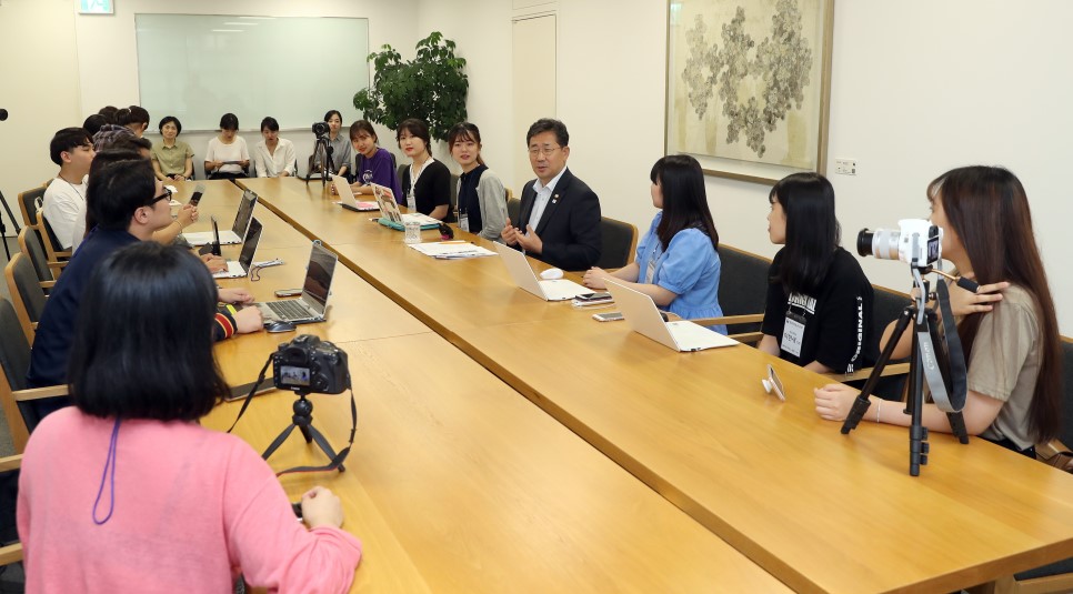 박양우 장관과의 대화에 집중하는 기자단