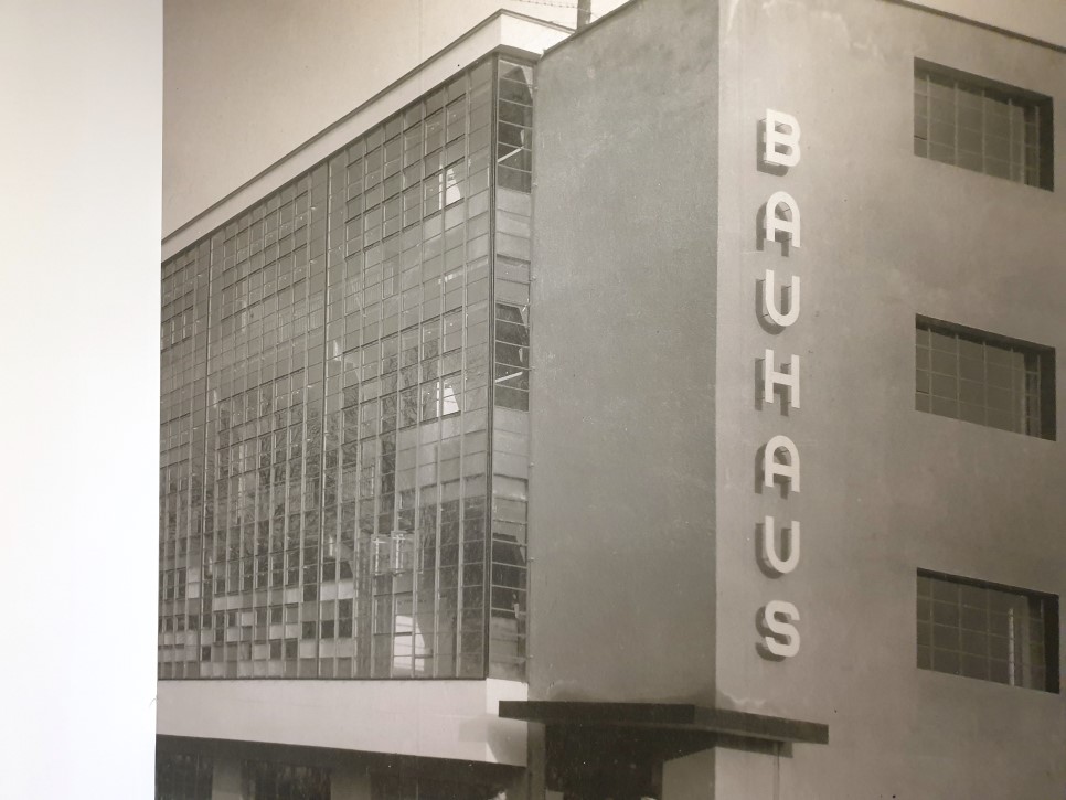 예술과 기술, 산업의 통합을 시도한 첫 학교인 바우하우스 건물 외관