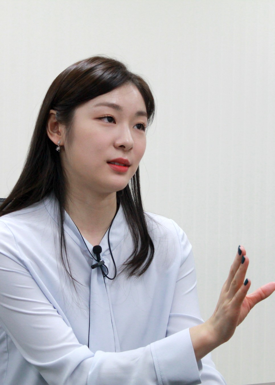 인터뷰에 응하는 김연아