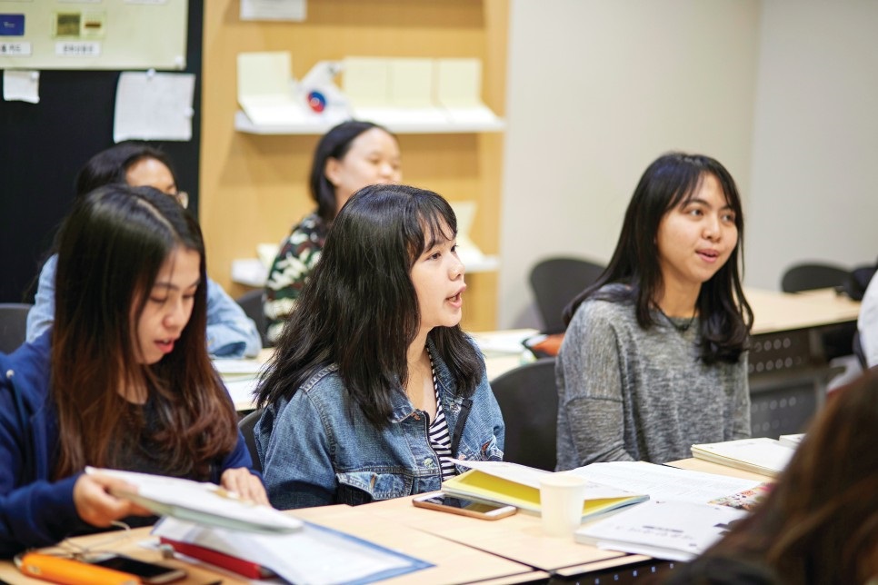 발음을 따라 하는 인도네시아 거점 세종학당 학습자들