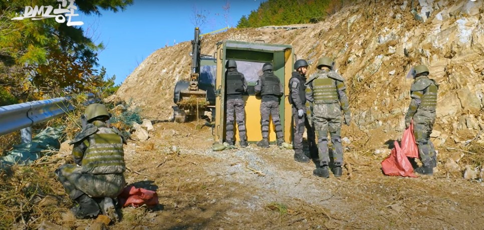 화면 갈무리-중리산에서 지뢰제거 작업을 하고 있는 군인들 