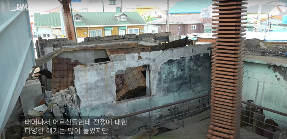 화면 갈무리-북한군에 의해 포격당한 건물 잔해 