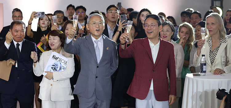 미술인의 밤 행사에 엘지(LG)전자(대표이사 조주완)을 비롯한 참석자 들과 와인잔을 들고 건배하는 유인촌 장관