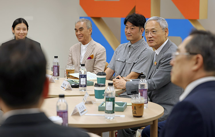 담화중인 유인촌 장관 