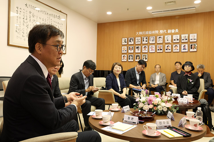 간담회에서 발언 중인 문체부 장관