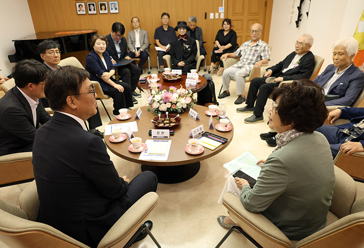 간담회 회원과 이야기 중인 문체부 장관